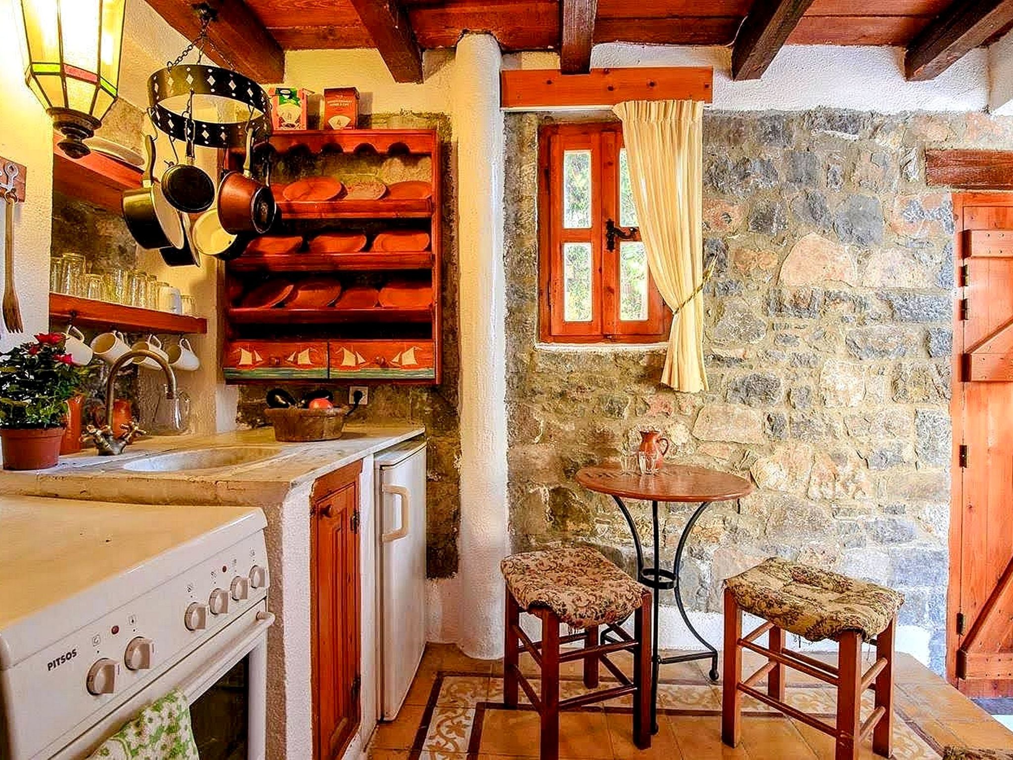 Kretisches Steinhaus mit Gemeinschaftspool-Binnen