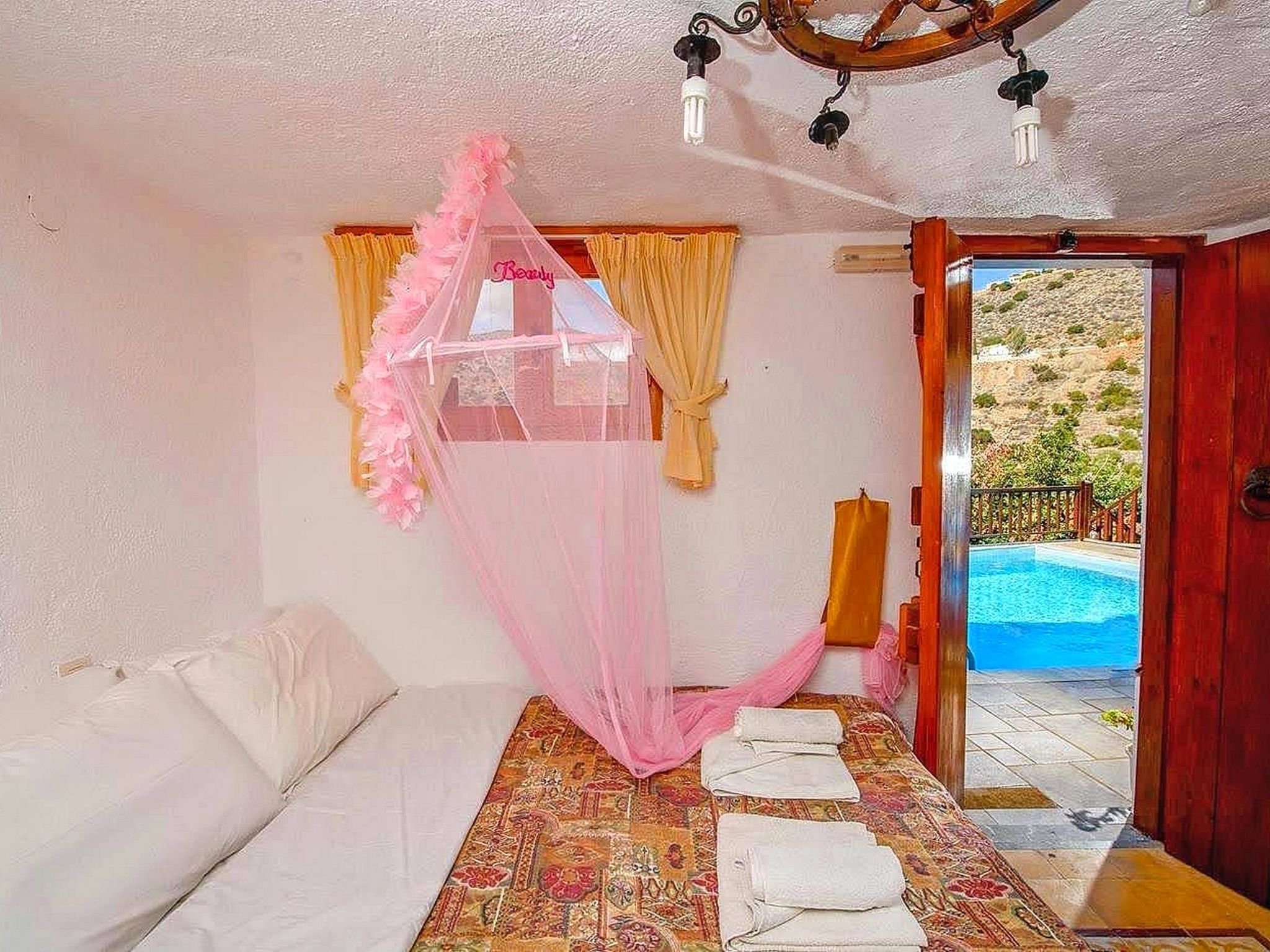 Kretisches Steinhaus mit Gemeinschaftspool-Binnen