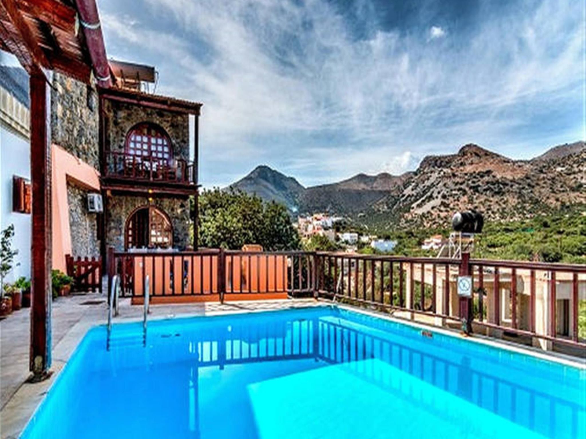 Kretisches Steinhaus mit Gemeinschaftspool-Binnen