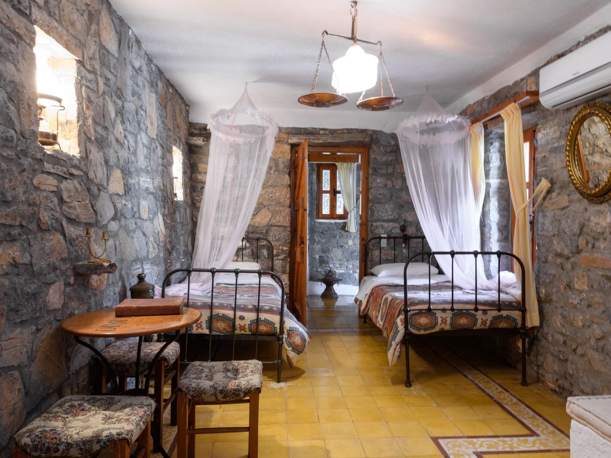 Kretisches Steinhaus mit Gemeinschaftspool-Binnen