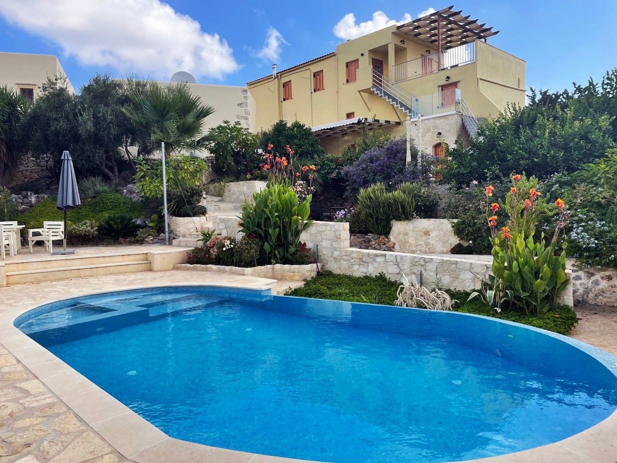Drapanos is a very small village high up on Cape Drapano on the edge of theCretan mountains above the sea.The location is at a short distance (at 6 kms) from various beaches in both directions East an..