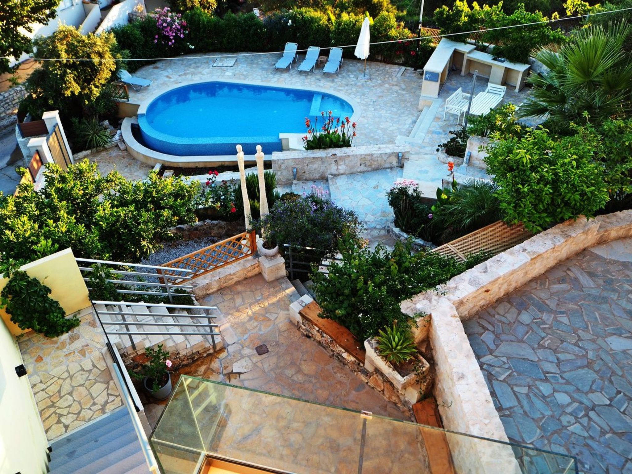 2 Wohnungen mit Garten und Pool
