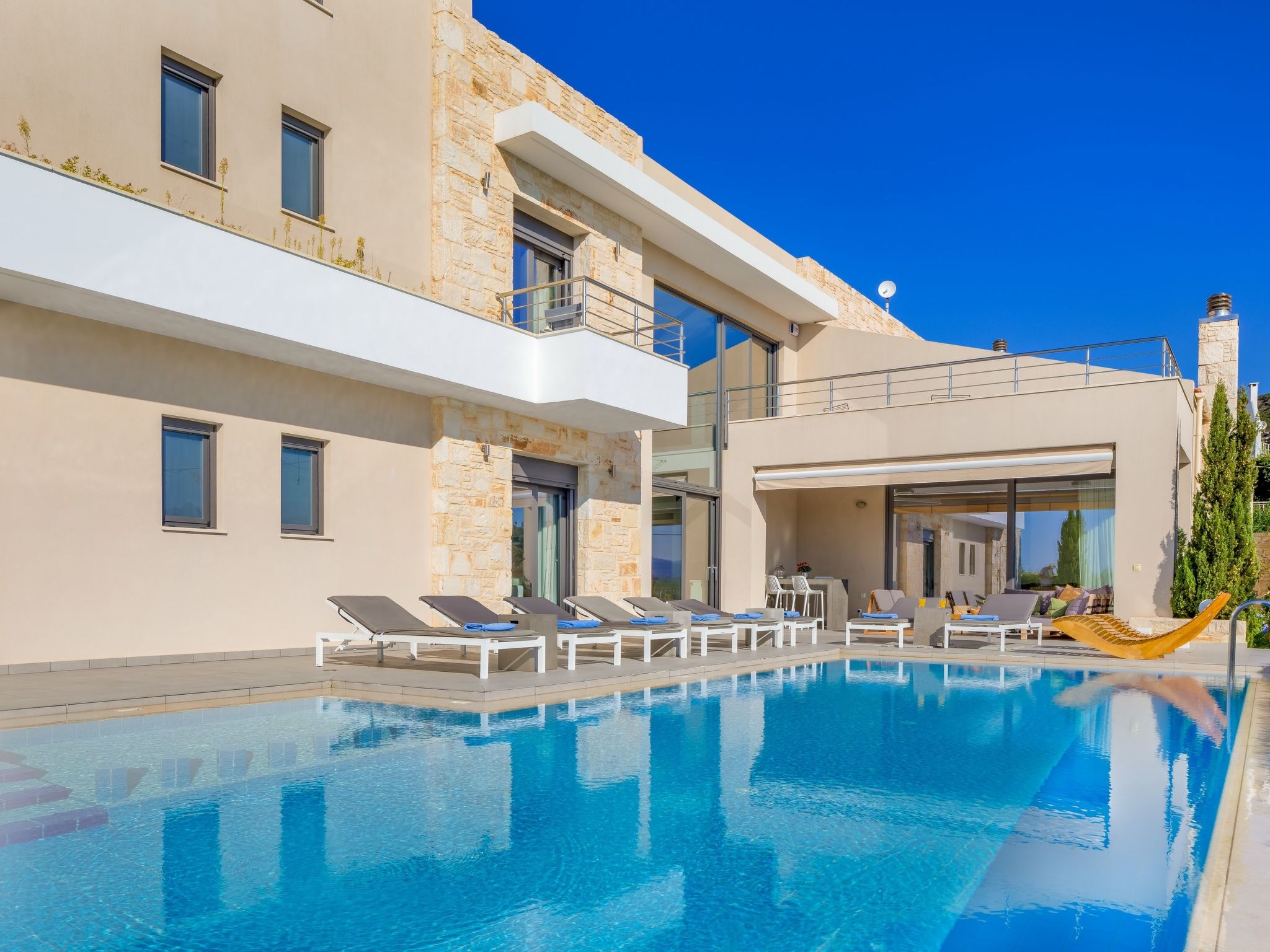 Luxusvilla in Almyrida mit wunderschönem Blick-Binnen