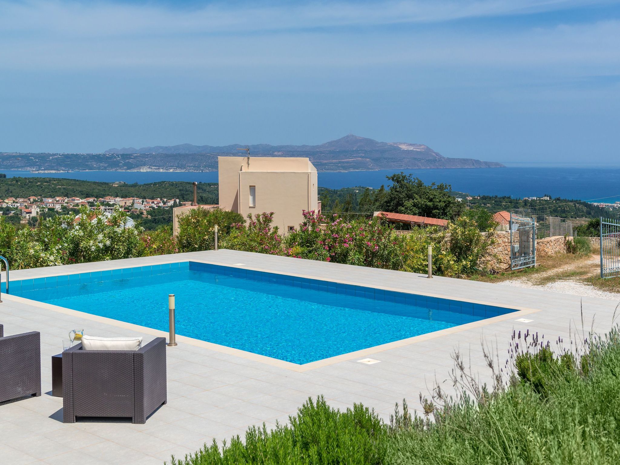 Villa mit Pool für bis zu 8 Personen. Meerblick.-Binnen