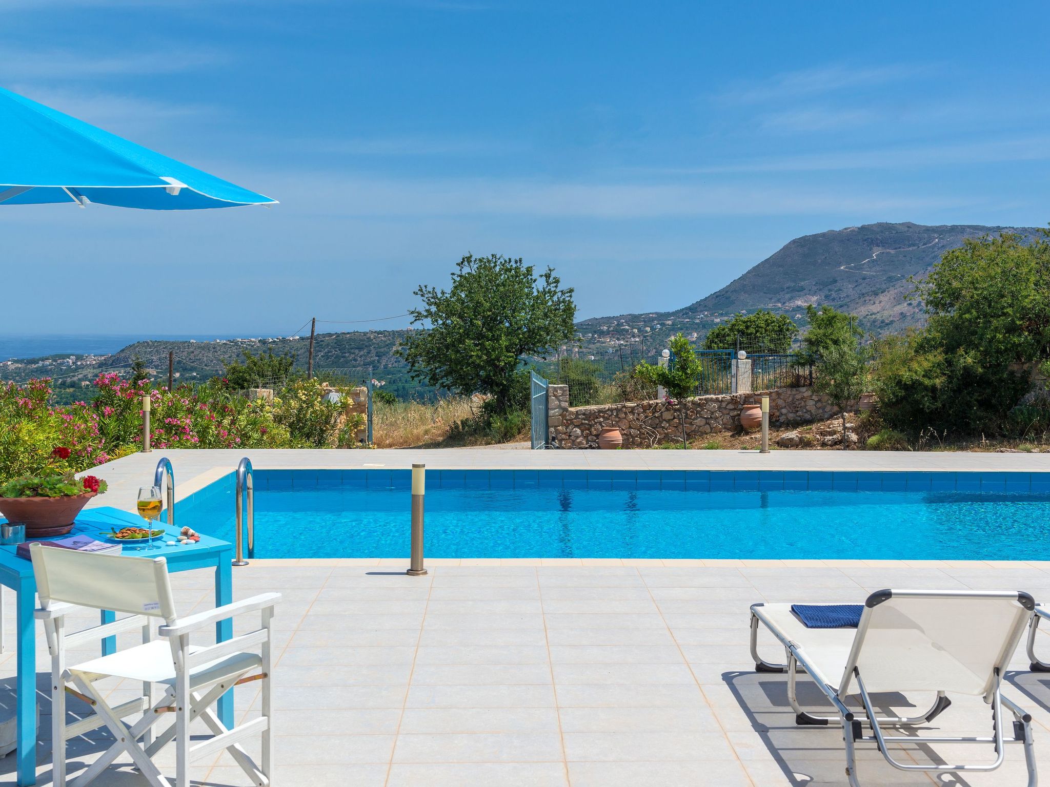 Villa mit Pool für bis zu 8 Personen. Meerblick.-Binnen