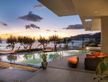Villa Jupiter Views: Luxe aan Zee met Infinity Pool, 30m van Strand - thumbnail 1