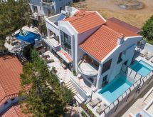 Luxe Villa Complex aan Zee met 14 Slaapkamers en Privézwembad in Koutsouras - thumbnail 1