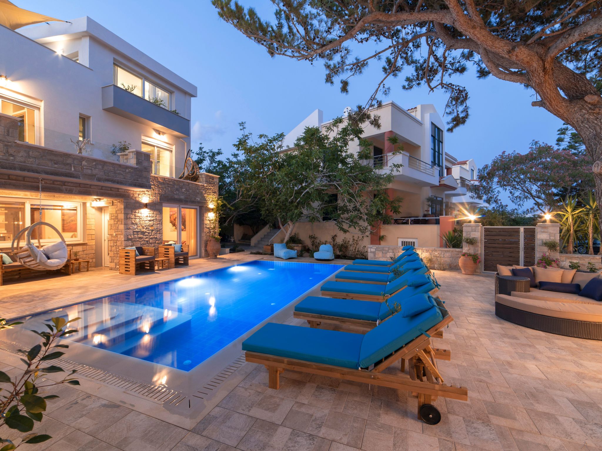 Luxuriöser Villenkomplex mit 14-16 Schlafzimmern in Strandnähe-Binnen