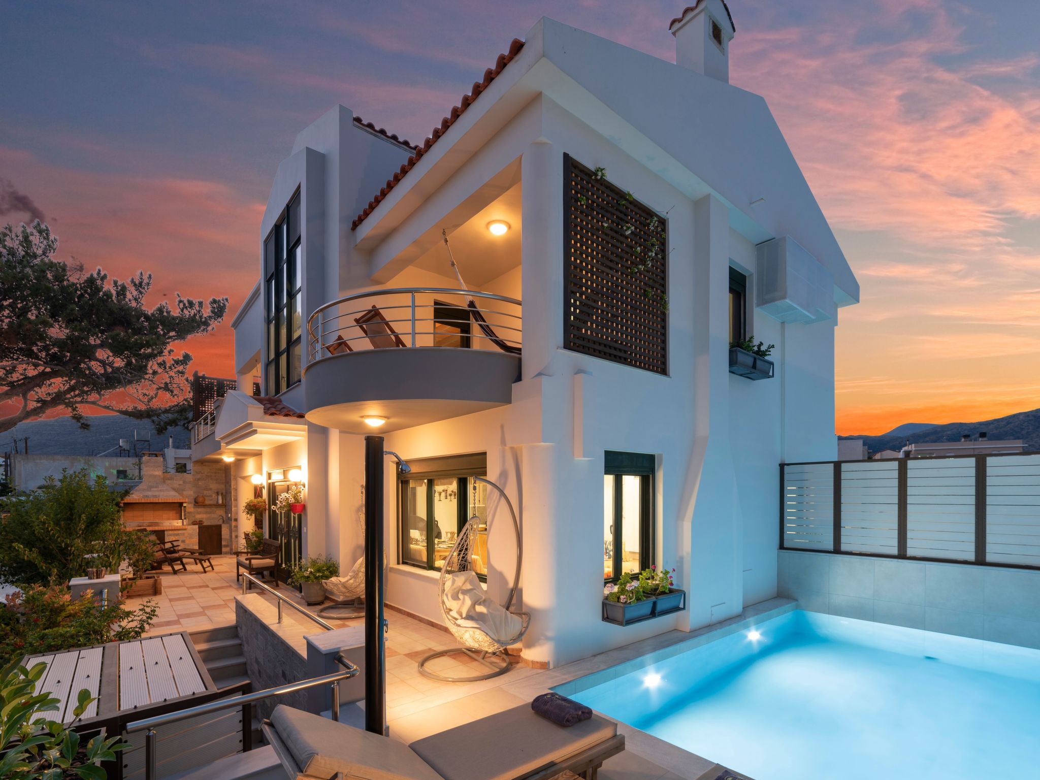 Luxuriöser Villenkomplex mit 14-16 Schlafzimmern in Strandnähe-Binnen