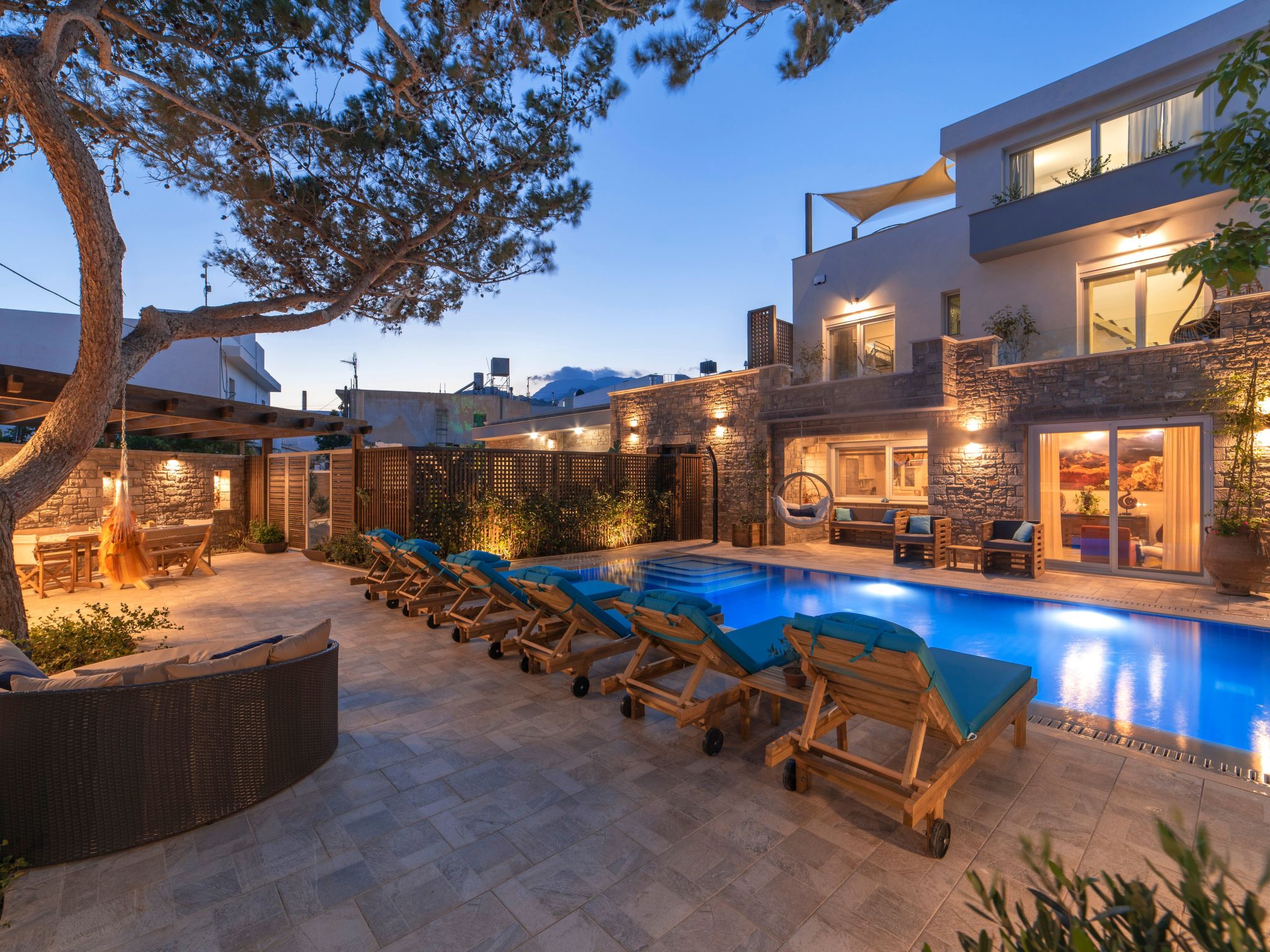 Luxuriöser Villenkomplex mit 14-16 Schlafzimmern in Strandnähe-Binnen