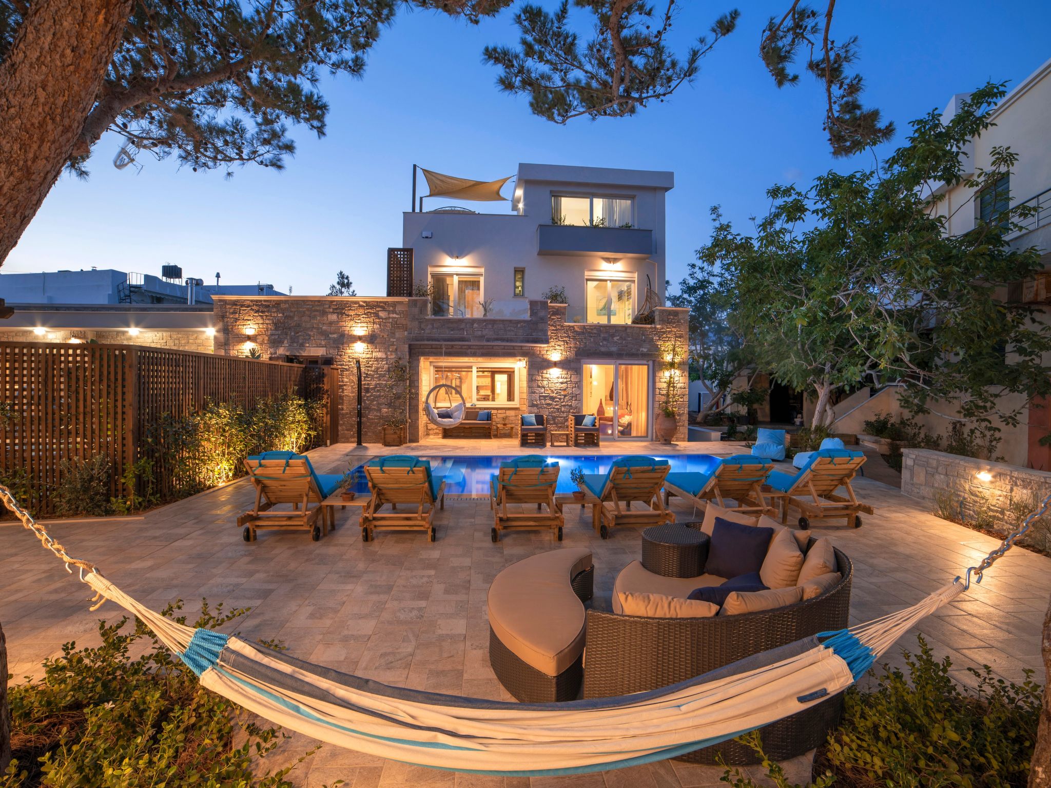 Luxuriöser Villenkomplex mit 14-16 Schlafzimmern in Strandnähe-Binnen