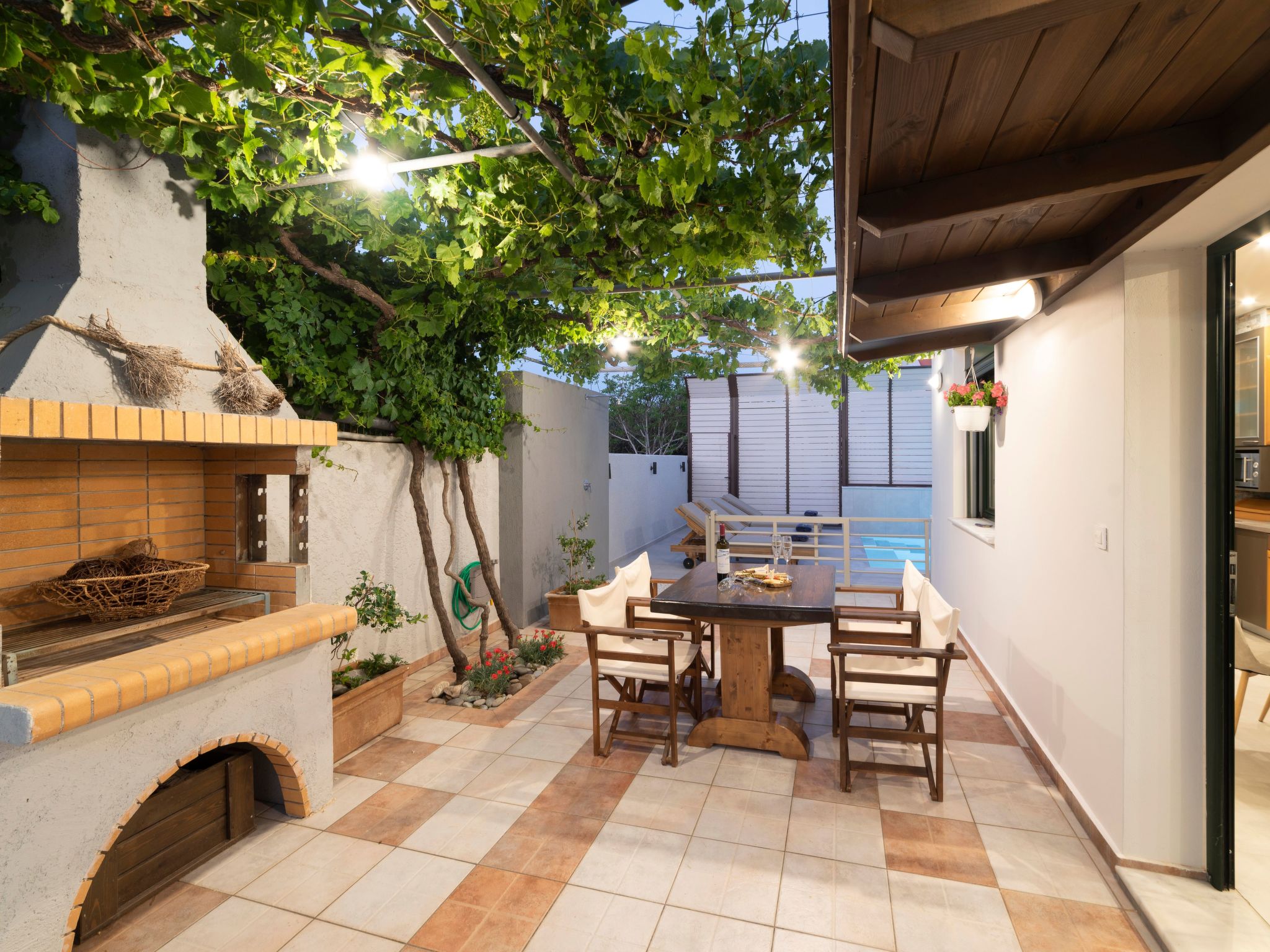 Luxuriöser Villenkomplex mit 14-16 Schlafzimmern in Strandnähe-Binnen