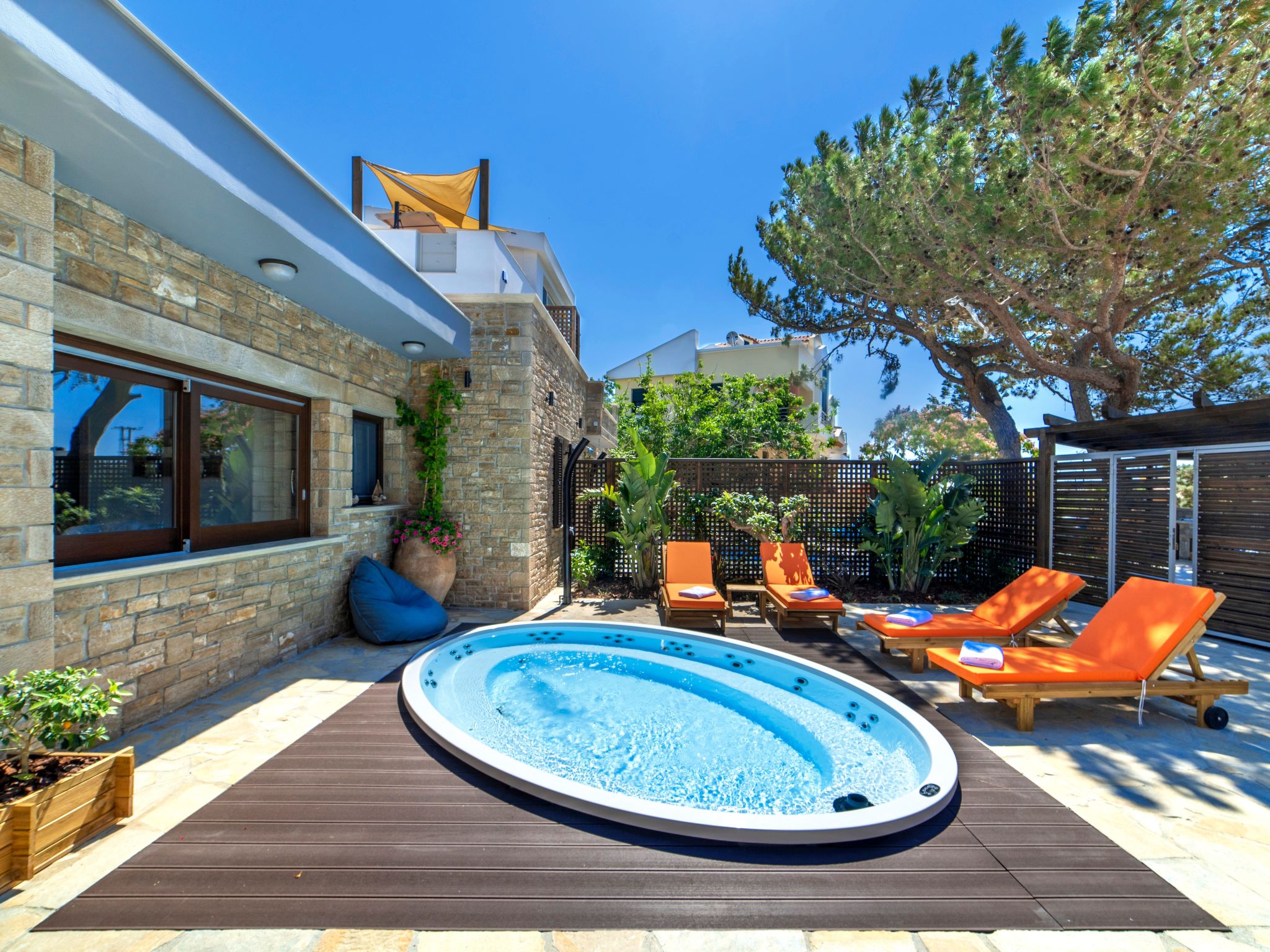 Luxuriöser Villenkomplex mit 14-16 Schlafzimmern in Strandnähe-Binnen