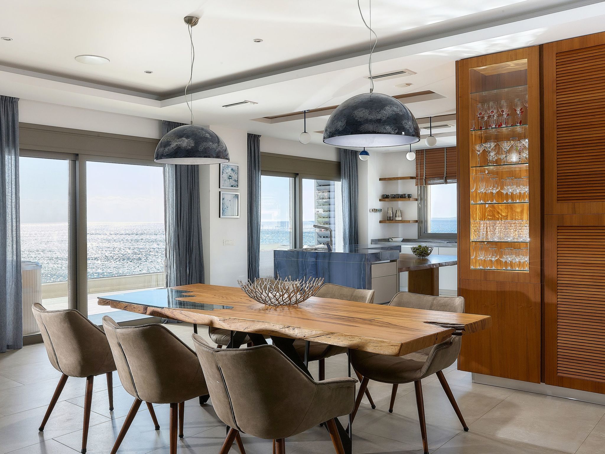 Stilvolle Wohnung mit atemberaubendem Ausblick-Image-tags.info