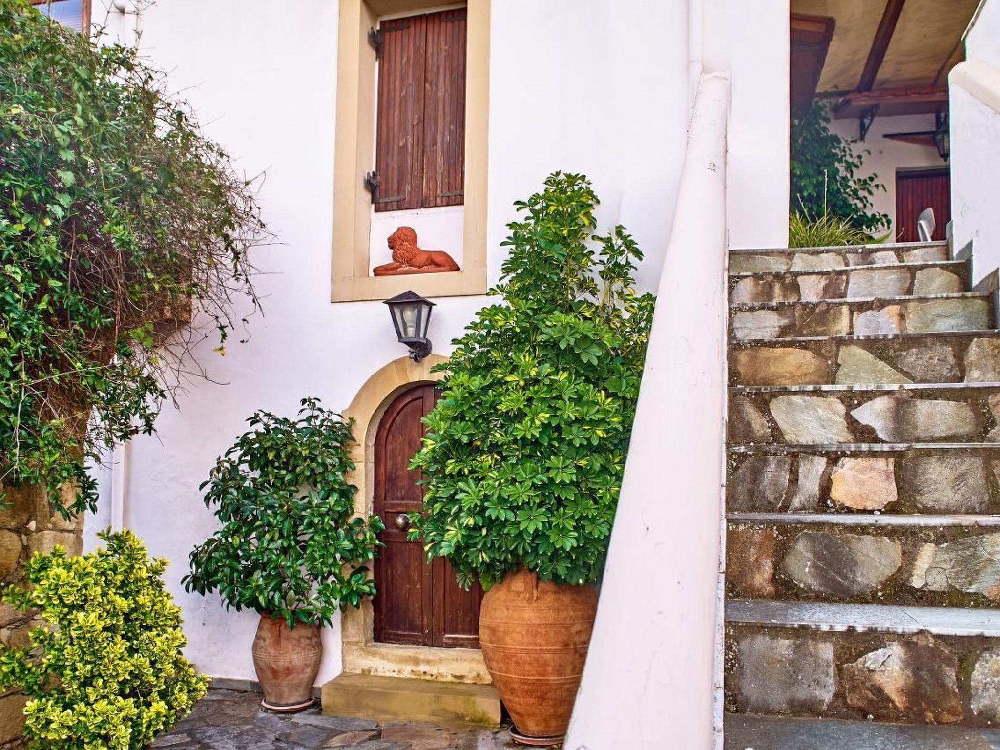Maximaal 2 huisdieren/honden toegestaan. Villa Manthos, is a traditional Cretan house located in the village of Aliakes in the middle of Crete. The 1 bedroom house is fully equipped and can host up to..