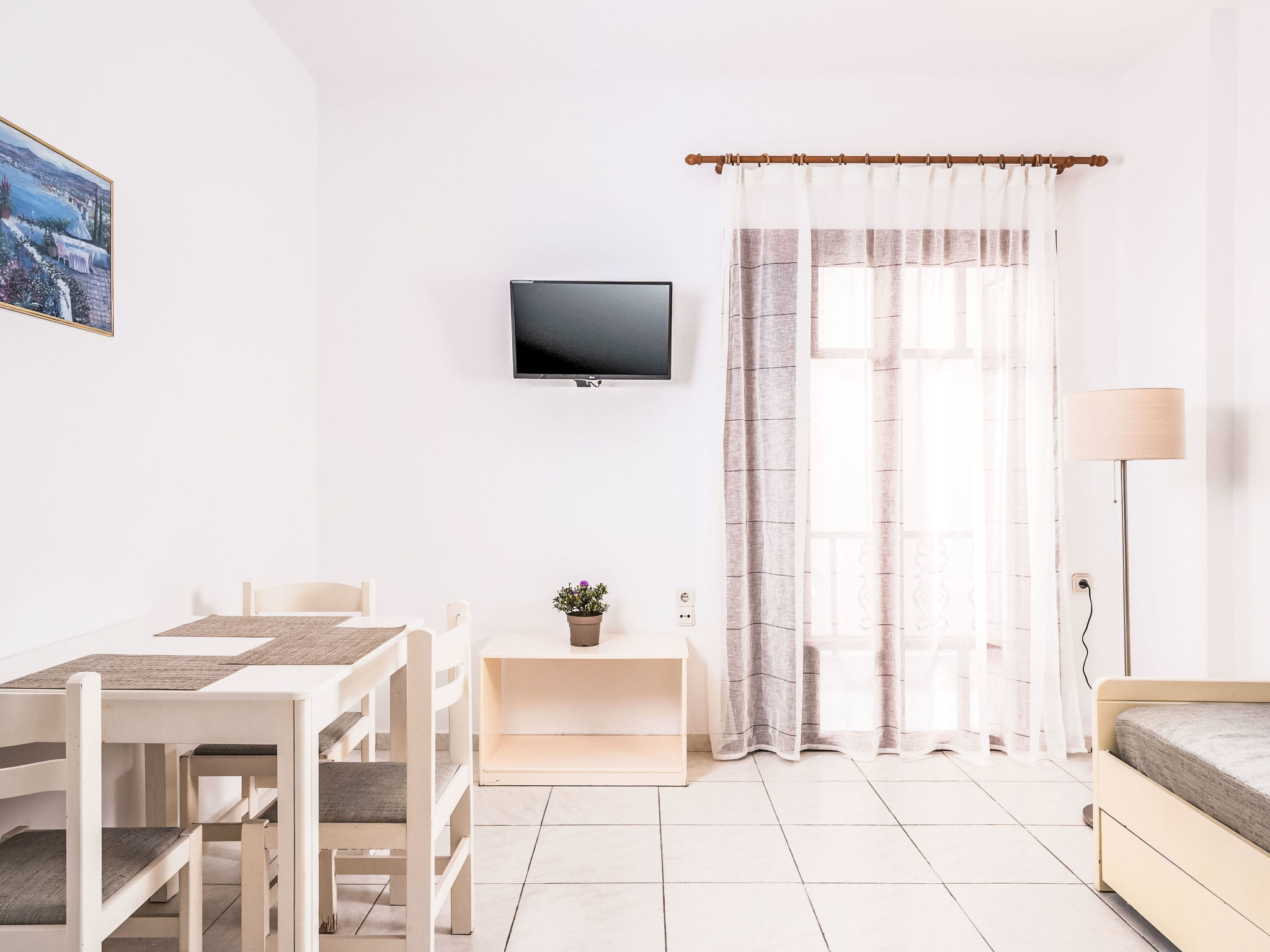 "Captain Michalis Apartment 7", appartement 2-kamers 38 m2. Woonkamer met 1 2-pers divanbed. 1 kamer met 1 2-pers bed. Kookhoek (waterkoker) met eettafel. Douche/WC. Air-conditioning. Balkon 5 m2, ter..