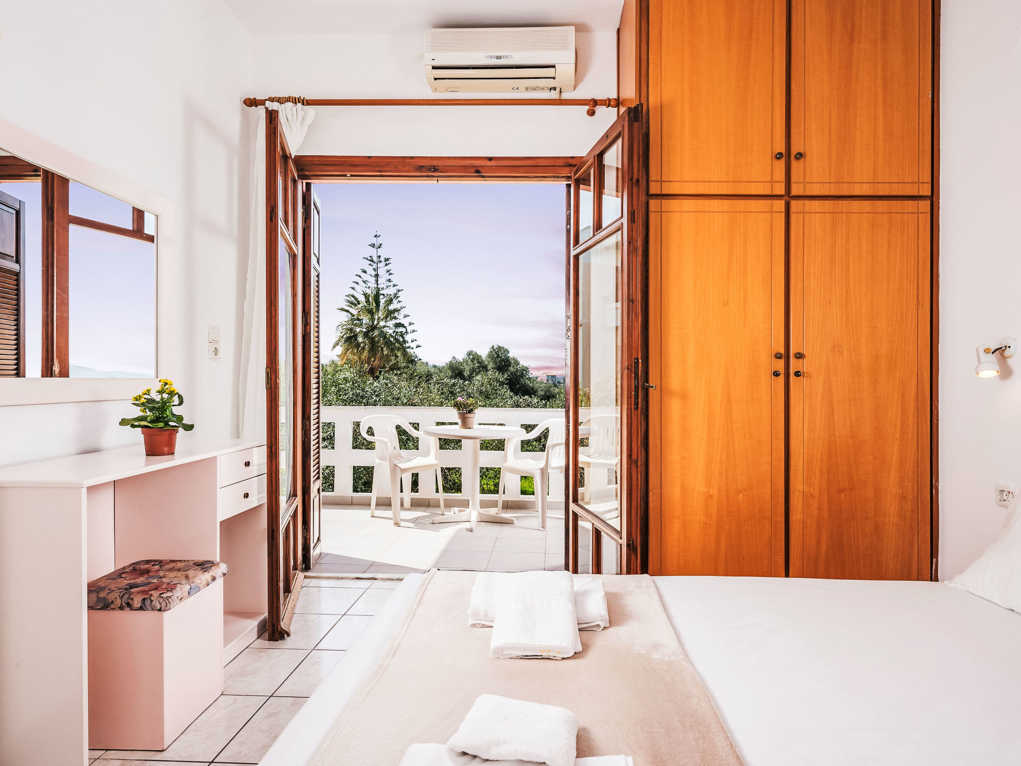 Apartment 7 with seaview and beautiful sunset - Binnen