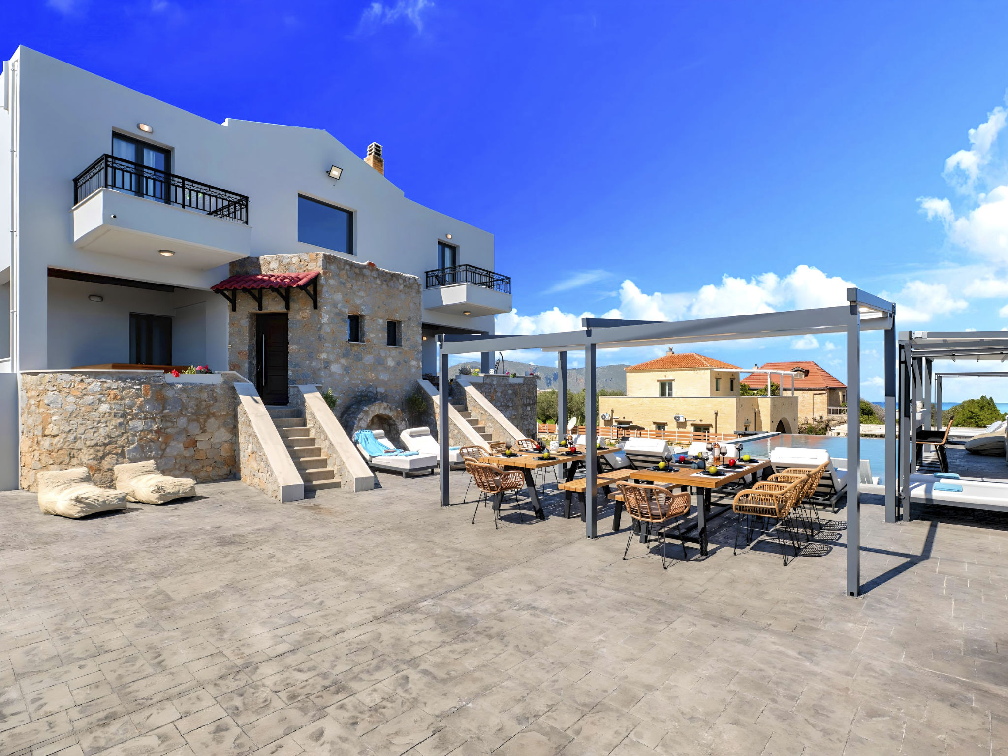 Grey Grand Villa Privater Pool-Drinnen