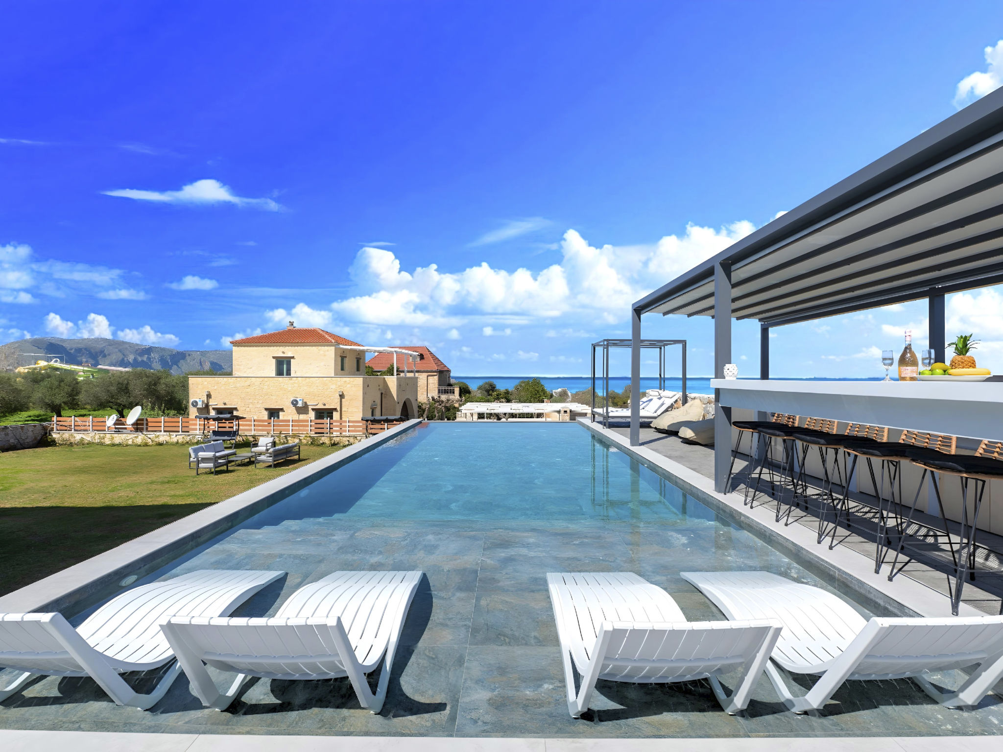 Grey Grand Villa Privater Pool-Drinnen