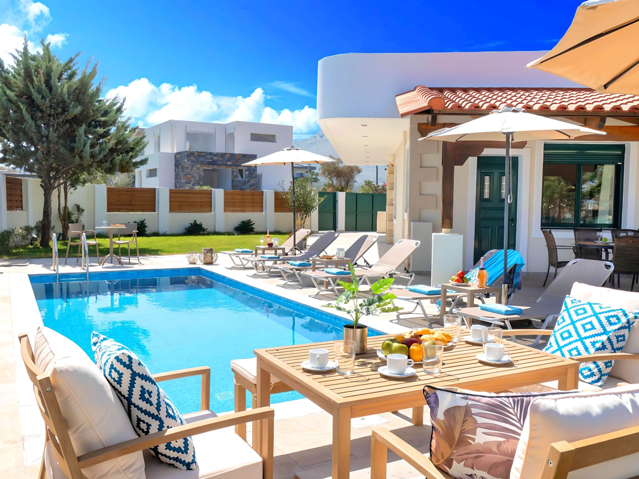 Villa Eliomar ligt in het hart van Kreta en biedt een sereen toevluchtsoord op slechts een korte wandeling van de ongerepte kust van Kavros Beach. Deze onlangs gerenoveerde villa beschikt over moderne..