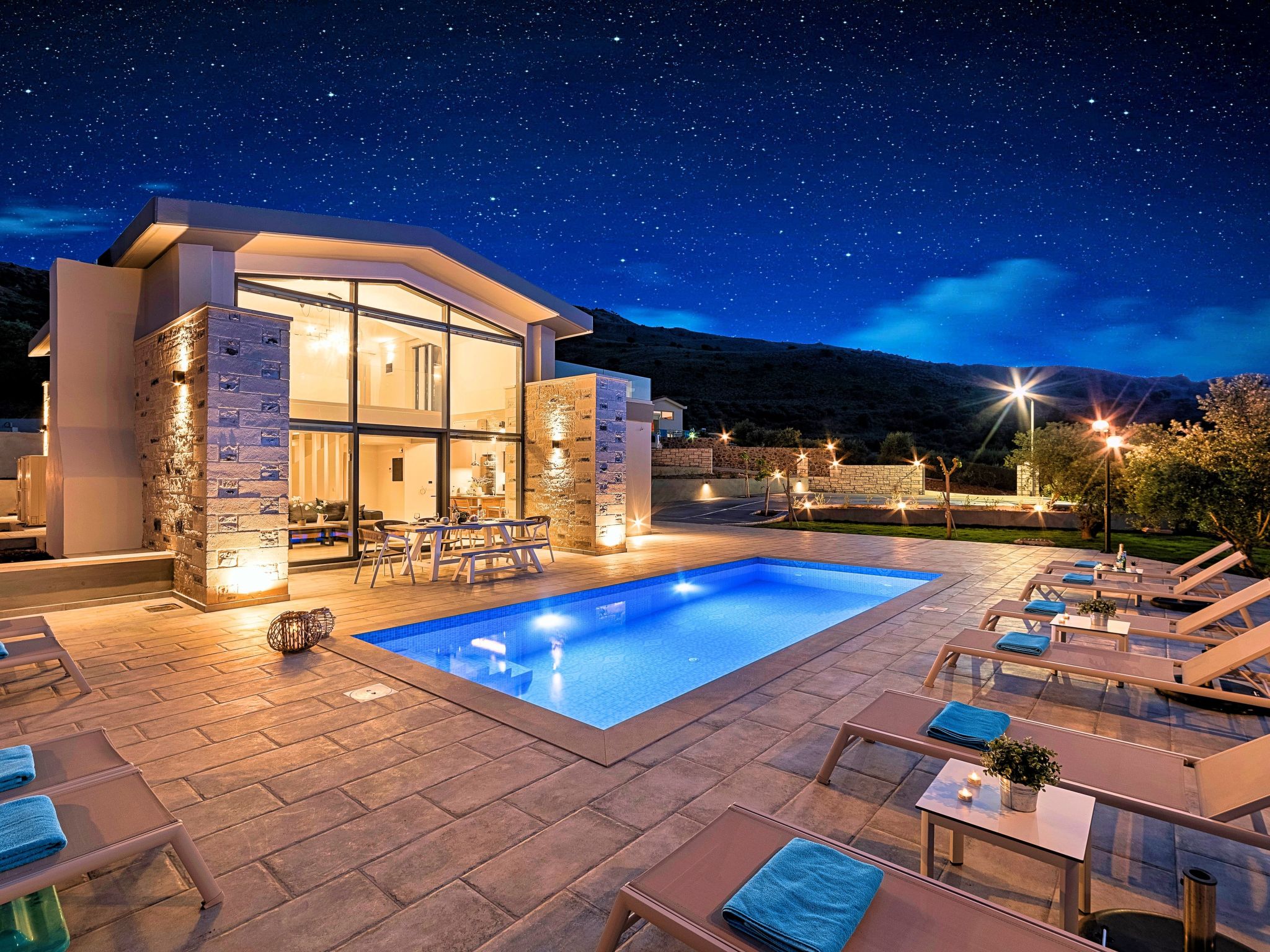 Eingebettet in einen Olivenhain, oberhalb des Sandstrandes von Georgioupolis auf Kreta, fängt Moon Light Villas die Essenz des entspannten und komfortablen Lebens ein. Der Villenkomplex ist amphithea..