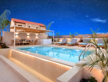 Hidden Gem Villa met privézwembad en jacuzzi bij Georgioupoli - thumbnail 1