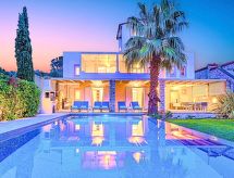 Ruim vrijstaand huis voor 15 personen met privézwembad op 500m van zee in Georgioupoli - thumbnail 1