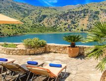 Luxe villa in Kavallos met privézwembad en groot terras aan het meer - thumbnail 4