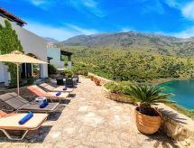 Luxe villa in Kavallos met privézwembad en groot terras aan het meer - thumbnail 6