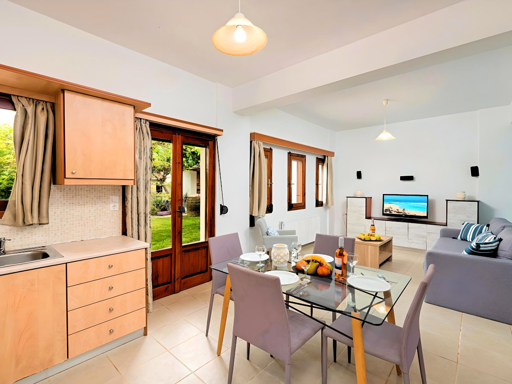 In Paralia Kourna mit Grill, Terrasse und Garten-Image-tags.info