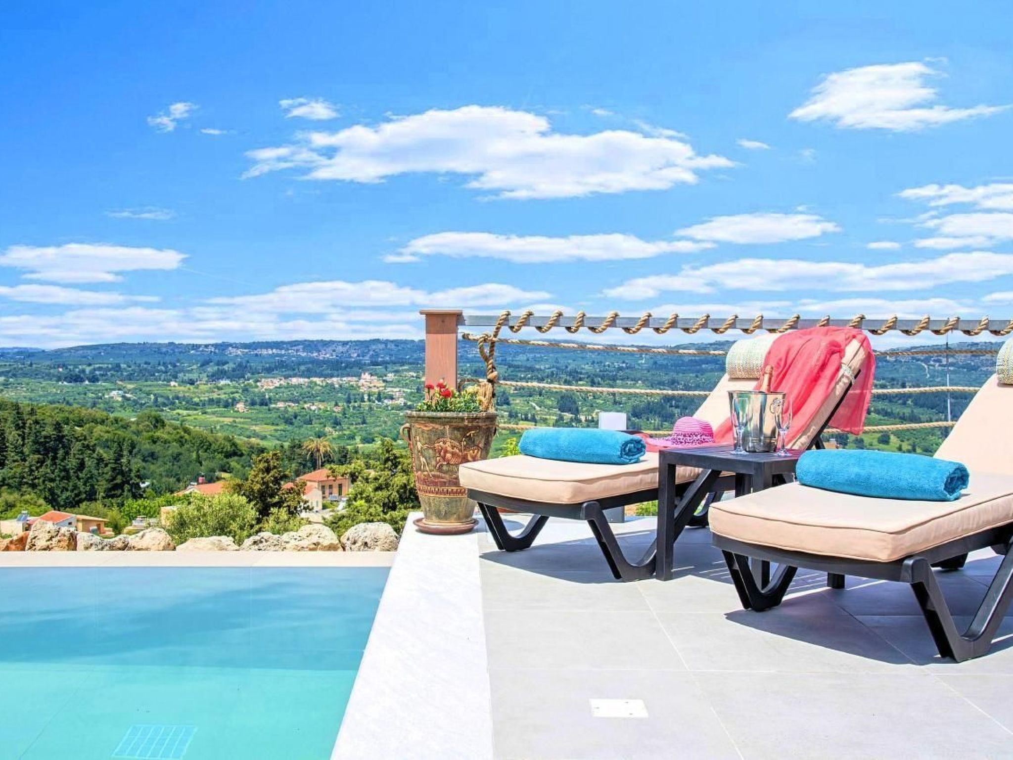 Villa Vardis mit beheiztem Pool-Image-tags.info