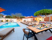 Ruim Grieks familiehuis met privézwembad vlakbij zee in Georgioupoli - thumbnail 1