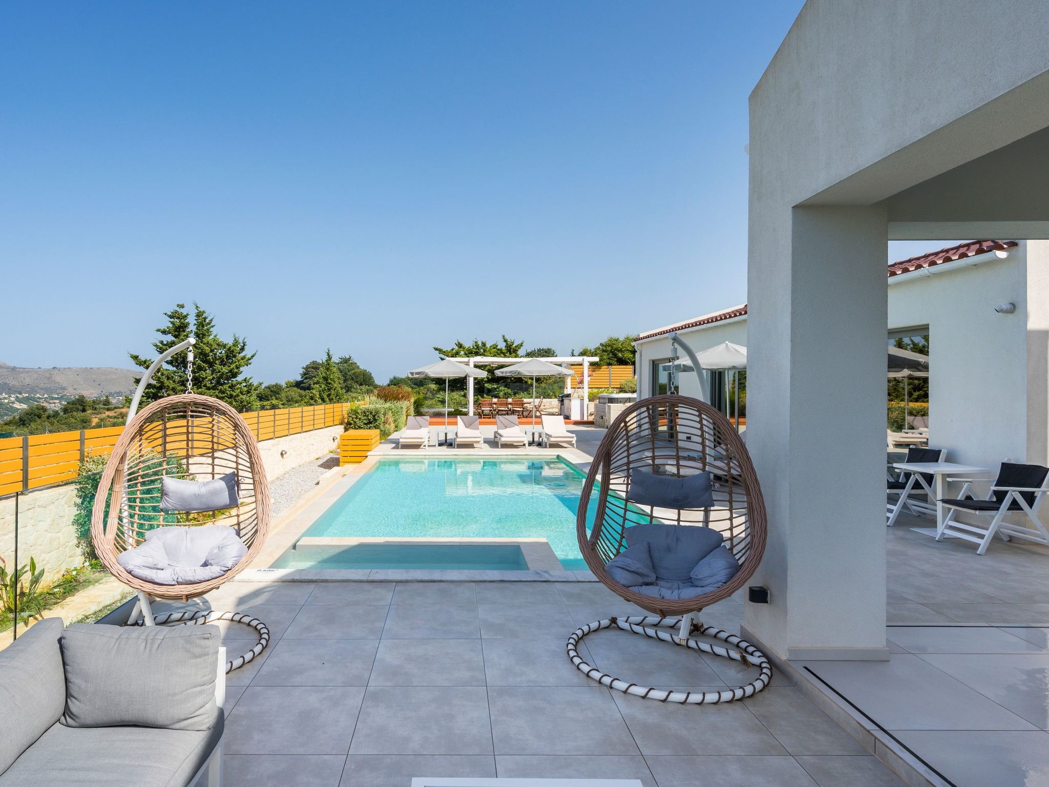 Villa White Harmony 6km vom Strand entfernt mit Pool