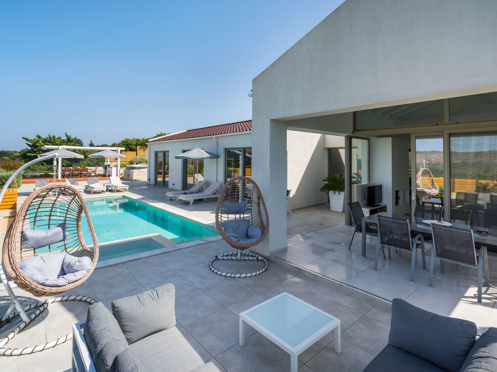 Villa White Harmony 6km vom Strand entfernt mit Pool