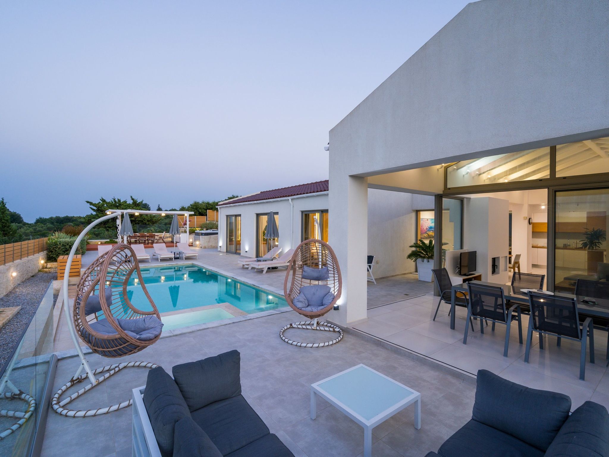 Villa White Harmony 6km vom Strand entfernt mit Pool-Dedans