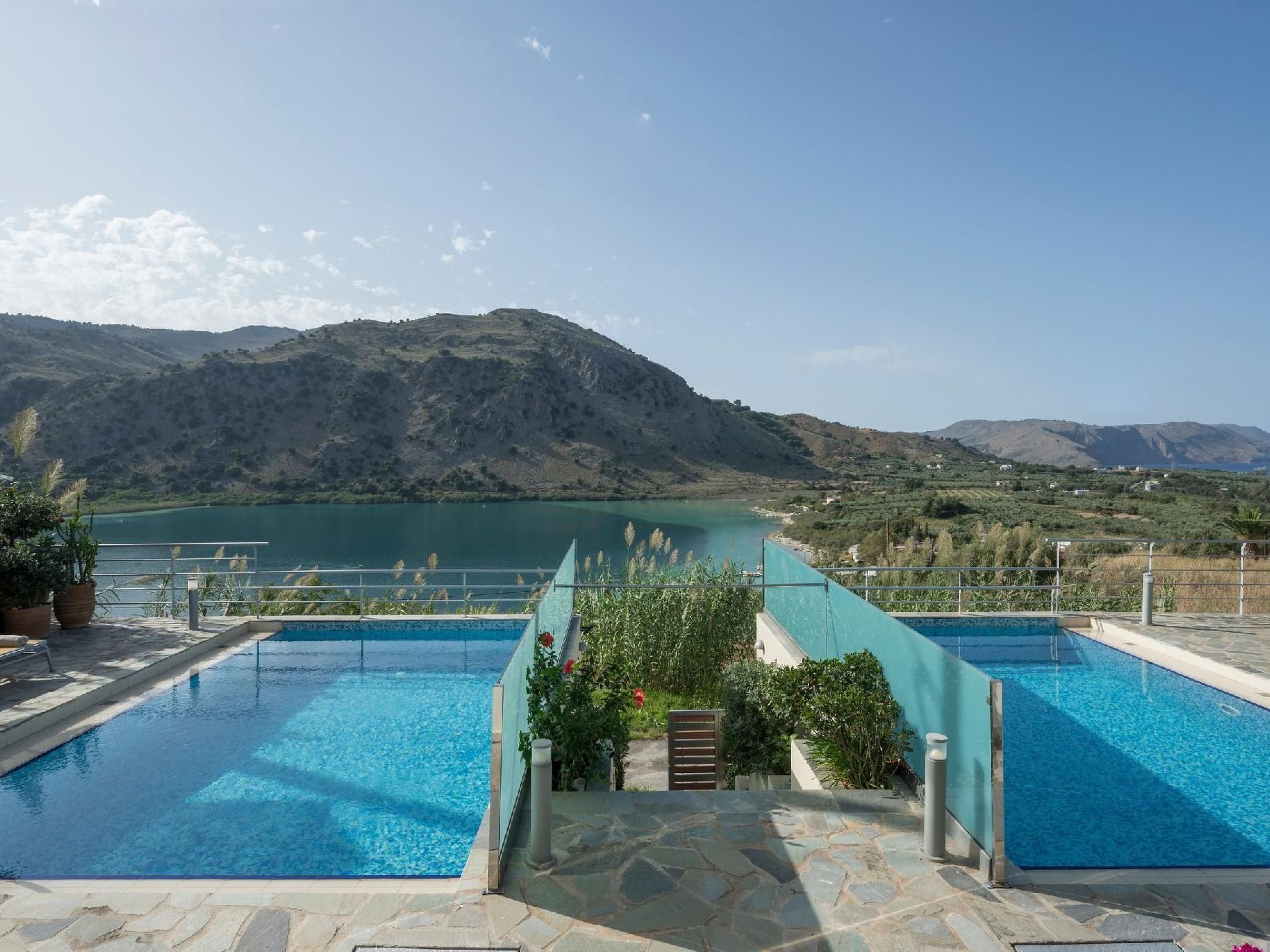 Villa mit Seeblick und Pool in der Nähe von Restaurants