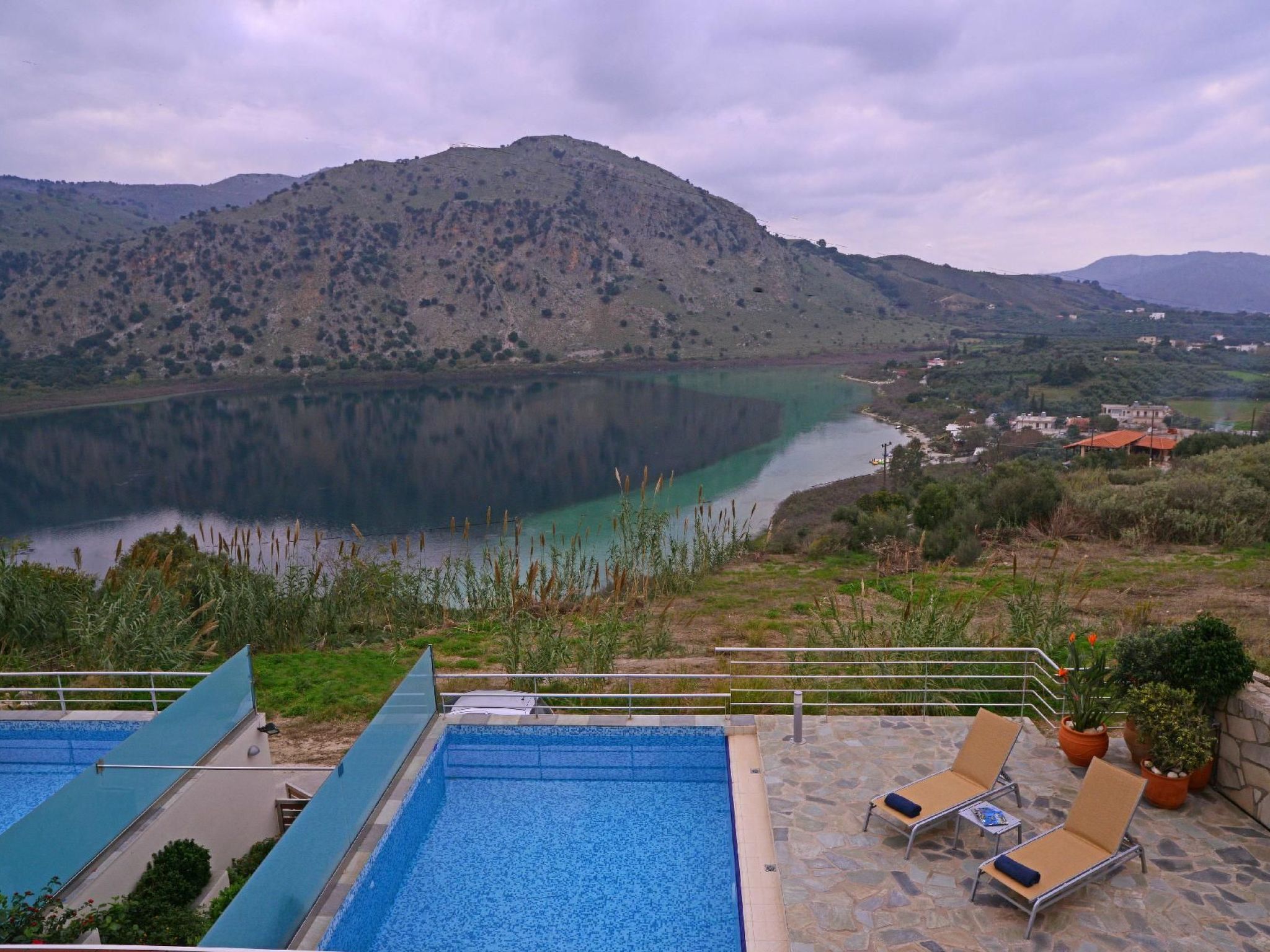 Villa mit Seeblick und Pool in der Nähe von Restaurants