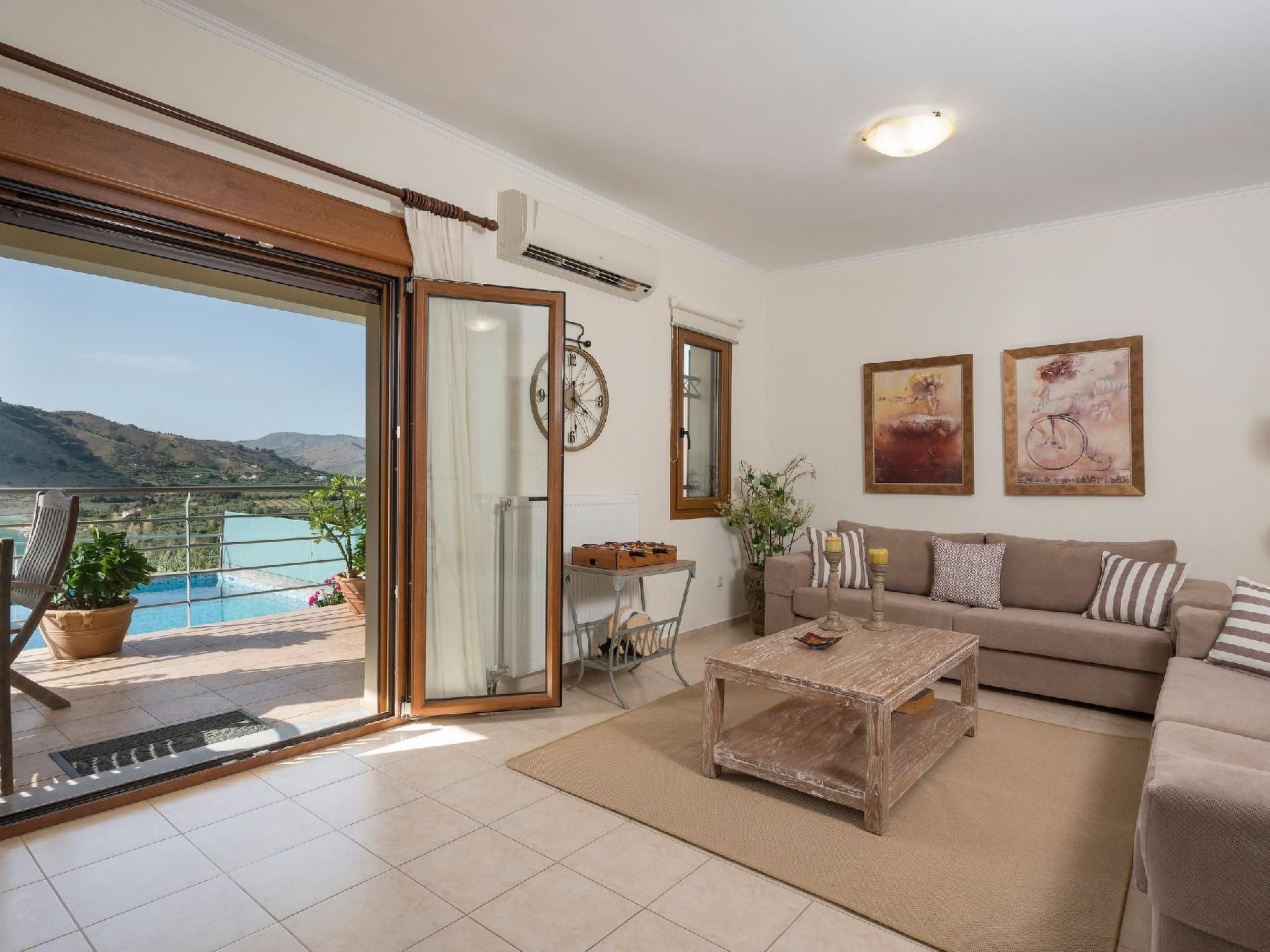 Villa mit Seeblick und Pool in der Nähe von Restaurants