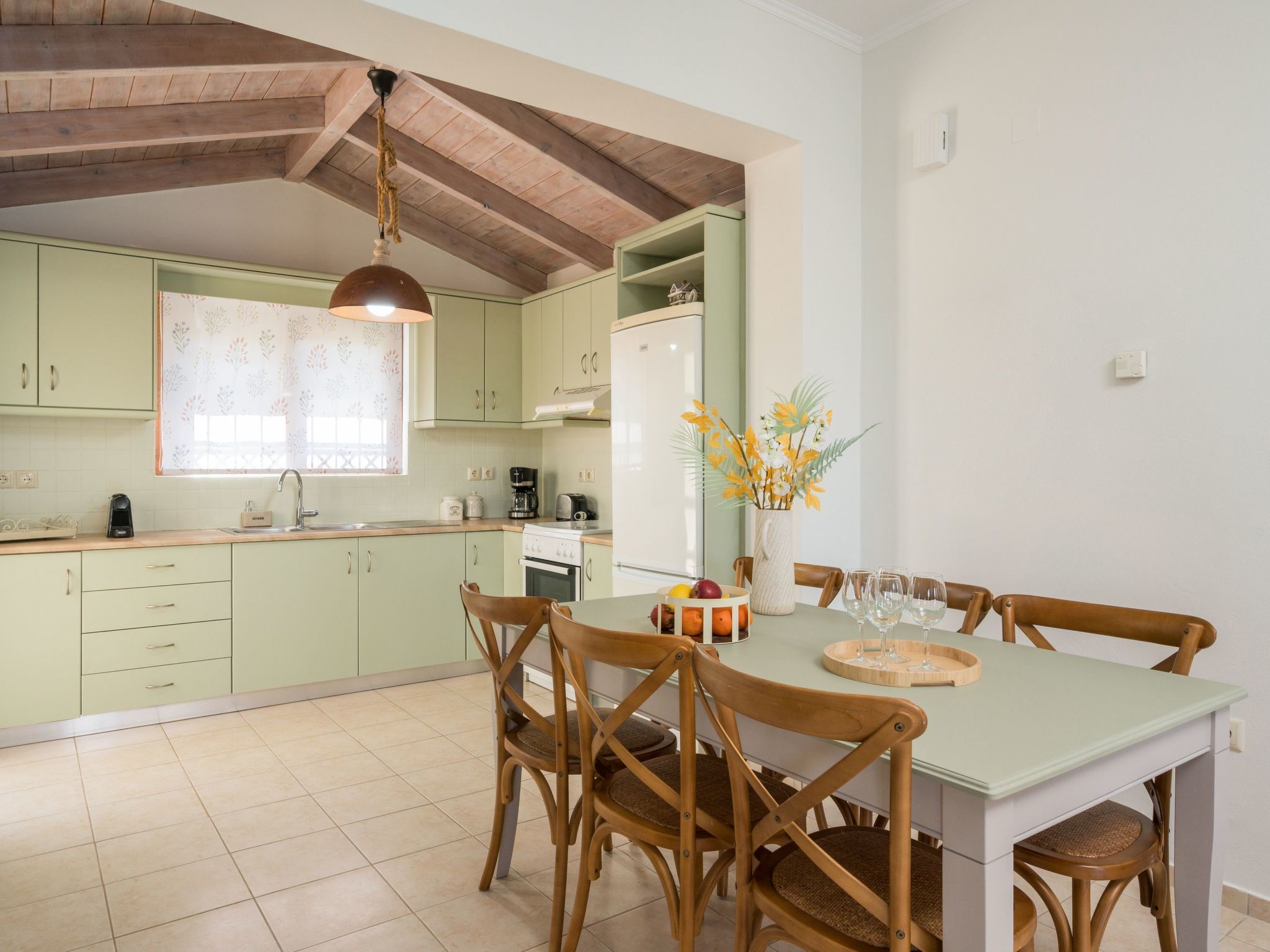 Villa mit Seeblick und Pool in der Nähe von Restaurants-Drinnen