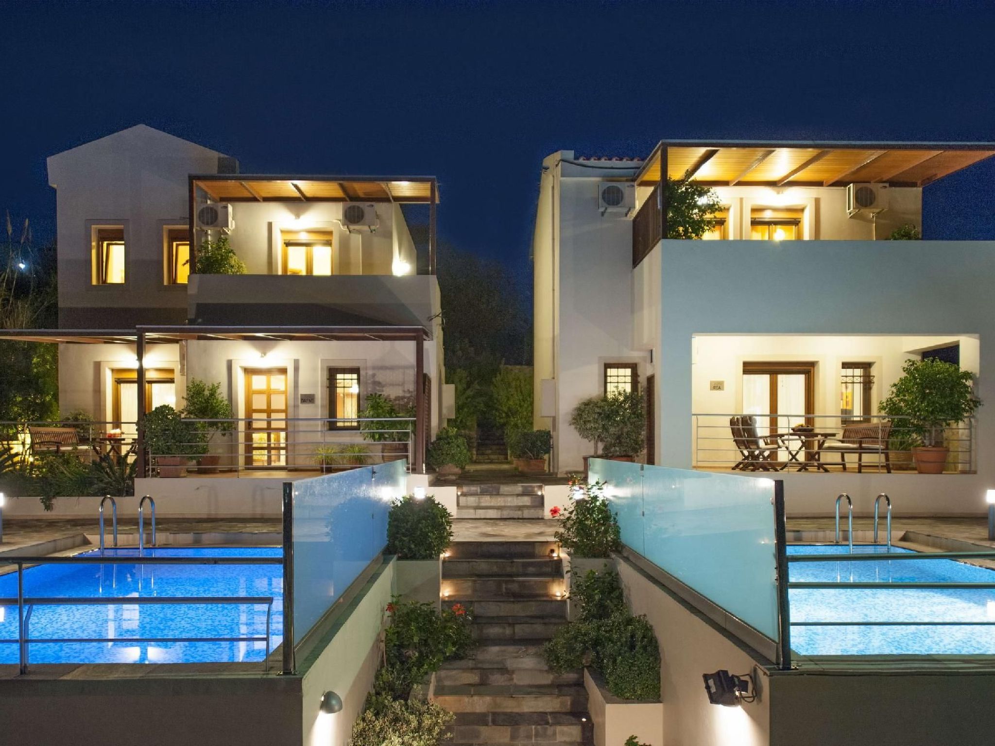 Villa mit Seeblick und Pool in der Nähe von Restaurants-Image-tags.info