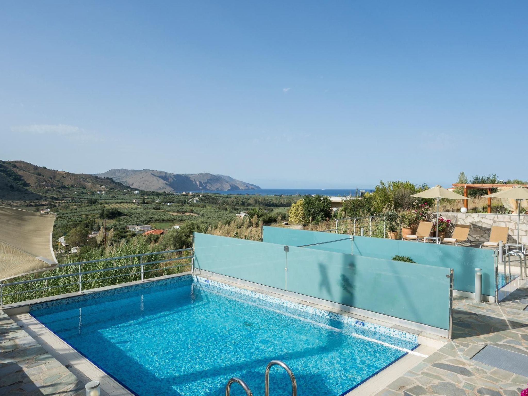 Villa mit Seeblick und Pool in der Nähe von Restaurants-Image-tags.info