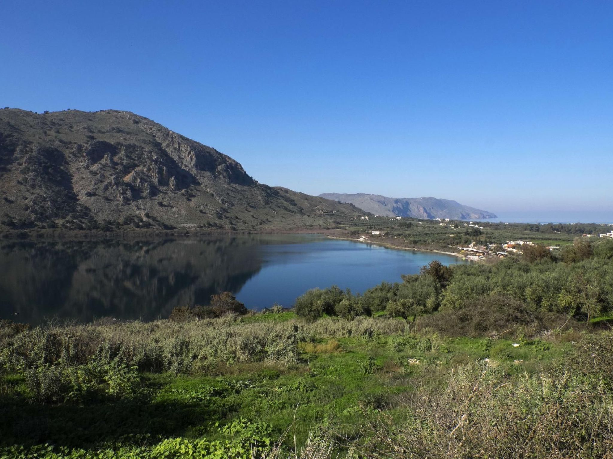 Villa mit Seeblick und Pool in der Nähe von Restaurants-Draußen