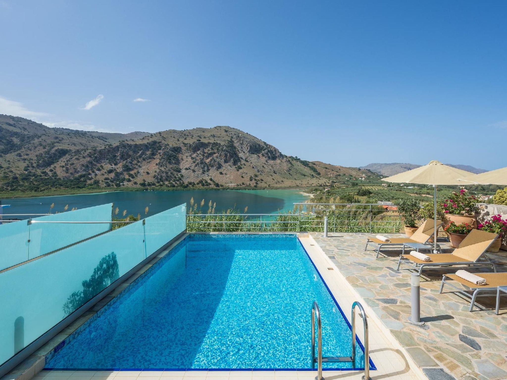 Wunderschöne Villa mit Seeblick und Pool in der Nähe von Restaurants-Image-tags.info