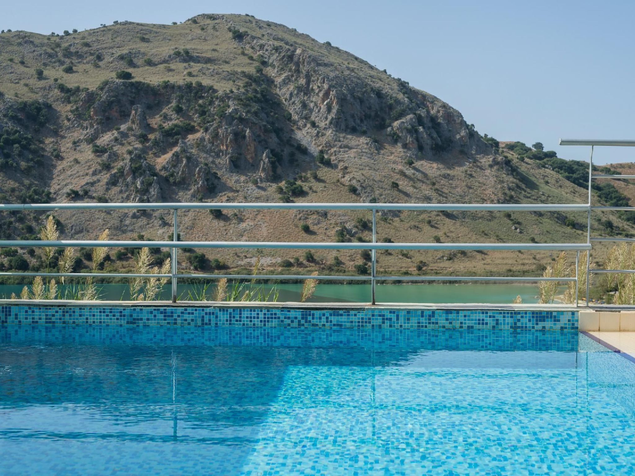 Wunderschöne Villa mit Seeblick und Pool in der Nähe von Restaurants — Pool Outdoor (2 of 18)