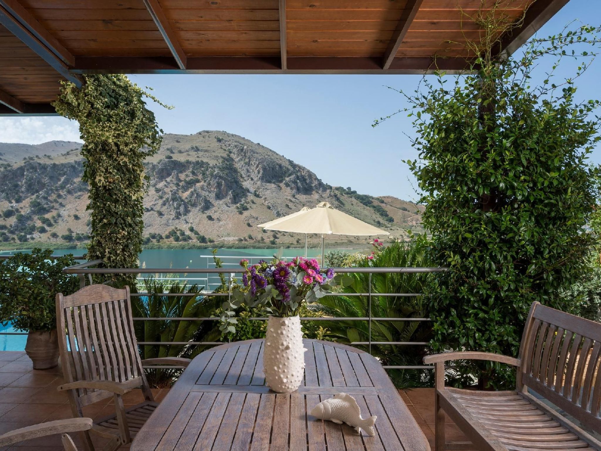 Wunderschöne Villa mit Seeblick und Pool in der Nähe von Restaurants — Terrace (5 of 18)