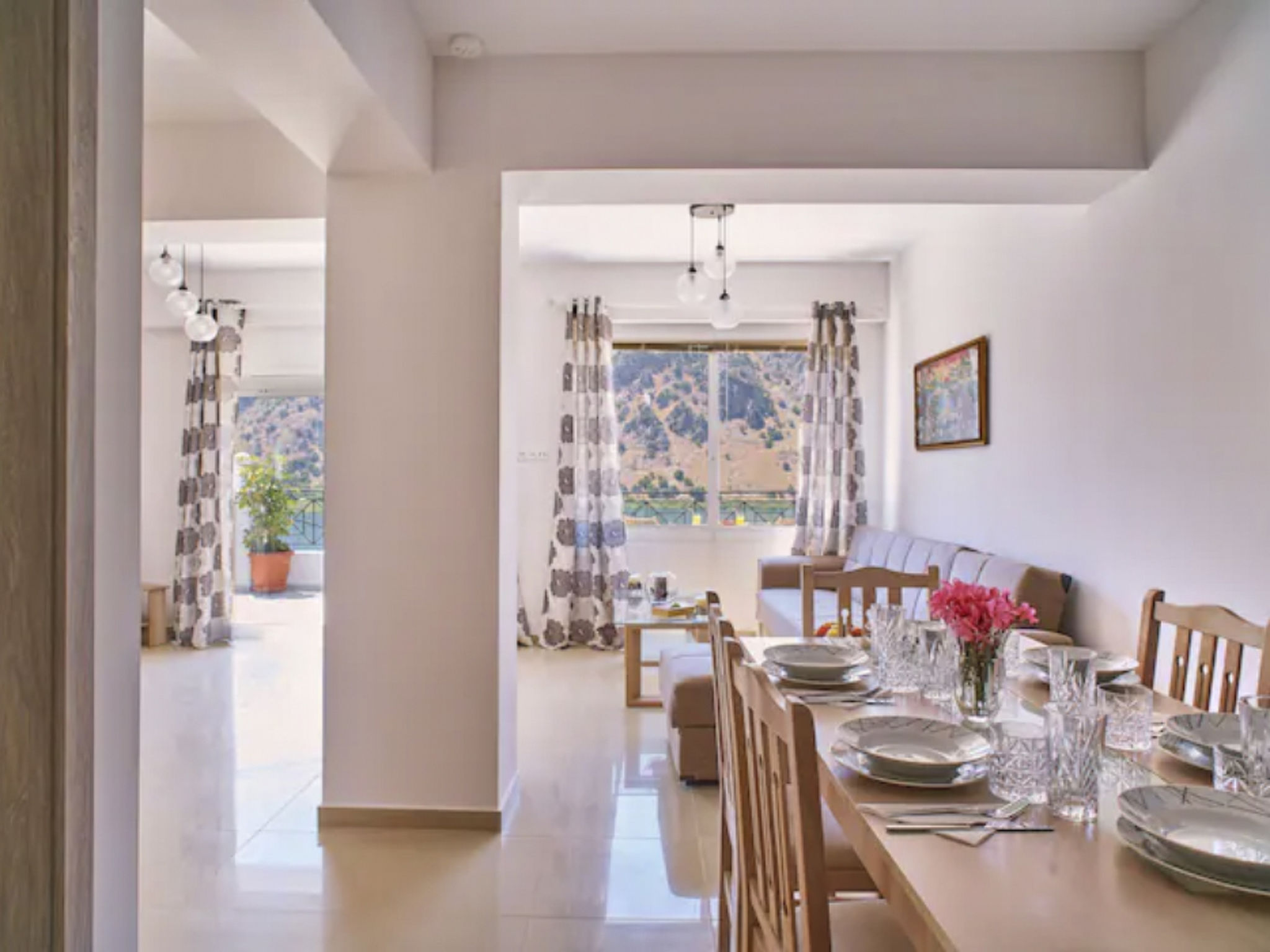 Beste familienfreundliche Villa in der Nähe des Kournas-Sees-Drinnen