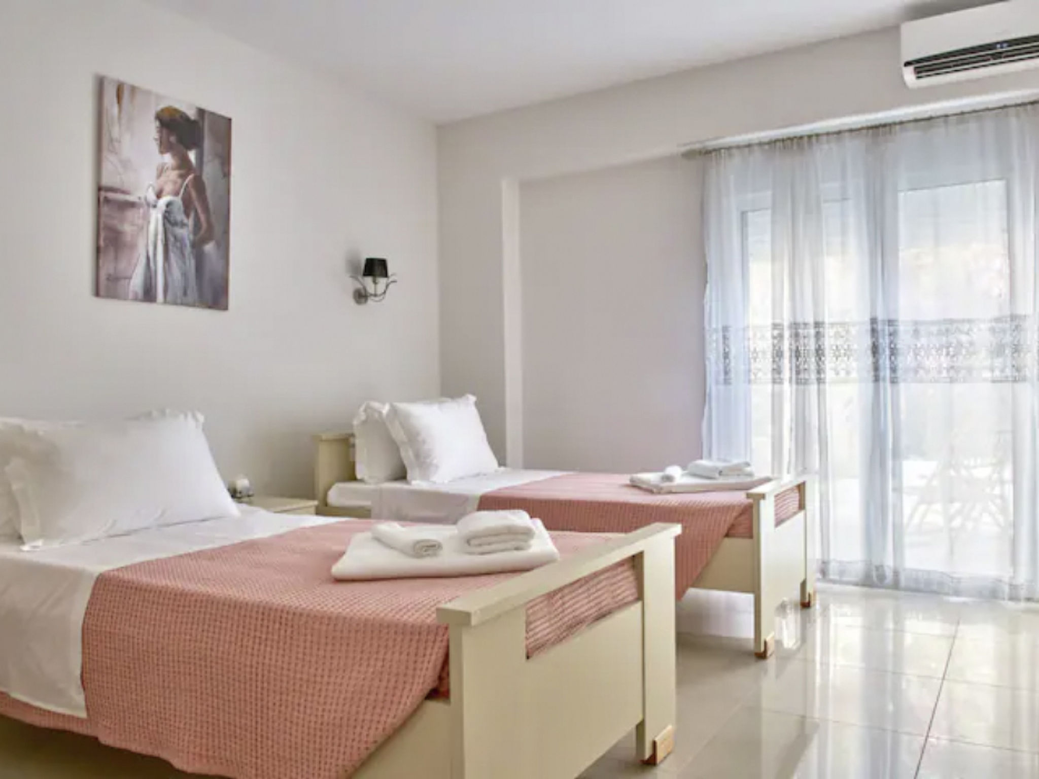 Beste familienfreundliche Villa in der Nähe des Kournas-Sees-Drinnen