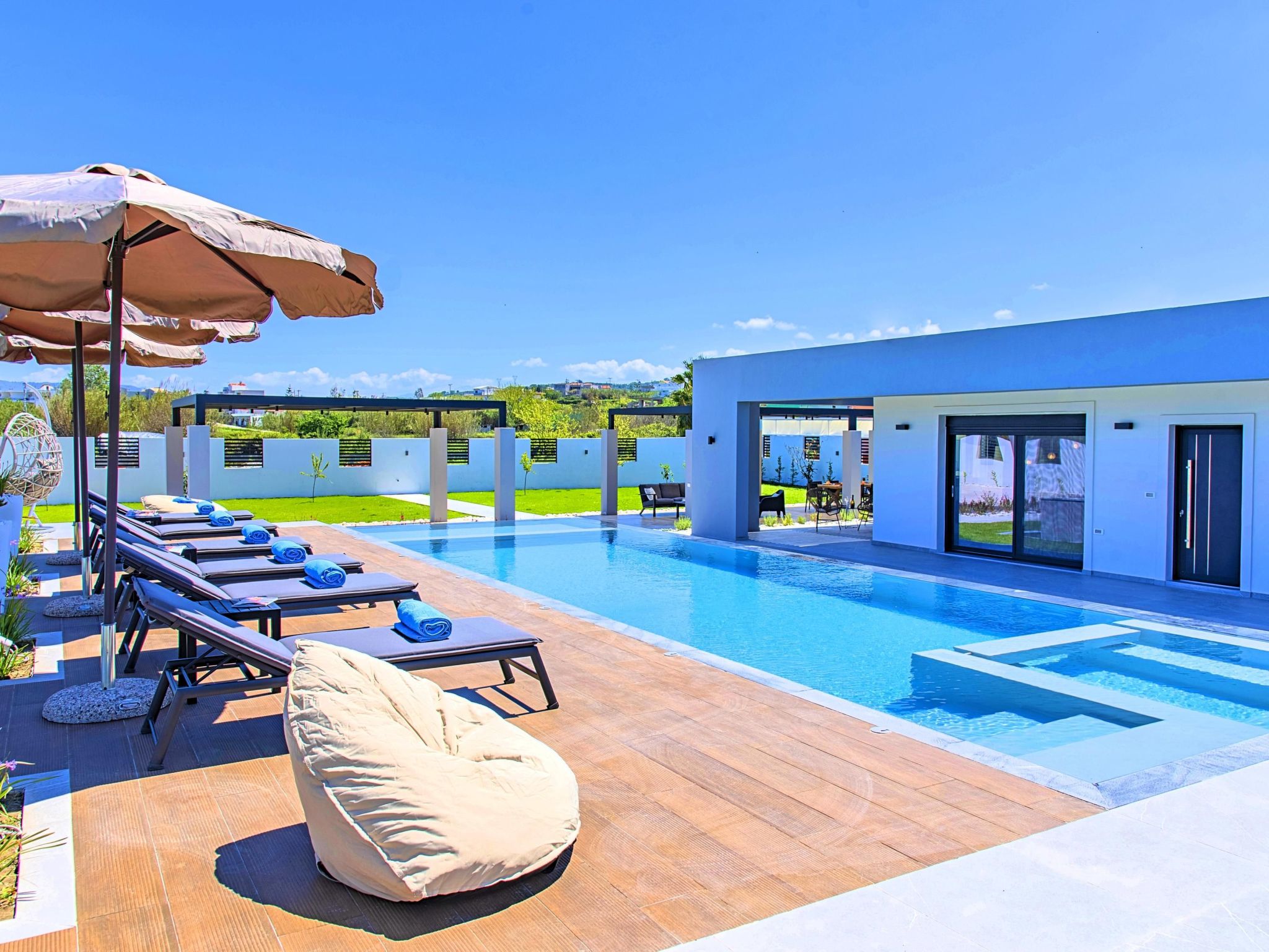 Haus in Georgioupoli mit Außenpool und atemberaubender Aussicht-Image-tags.info