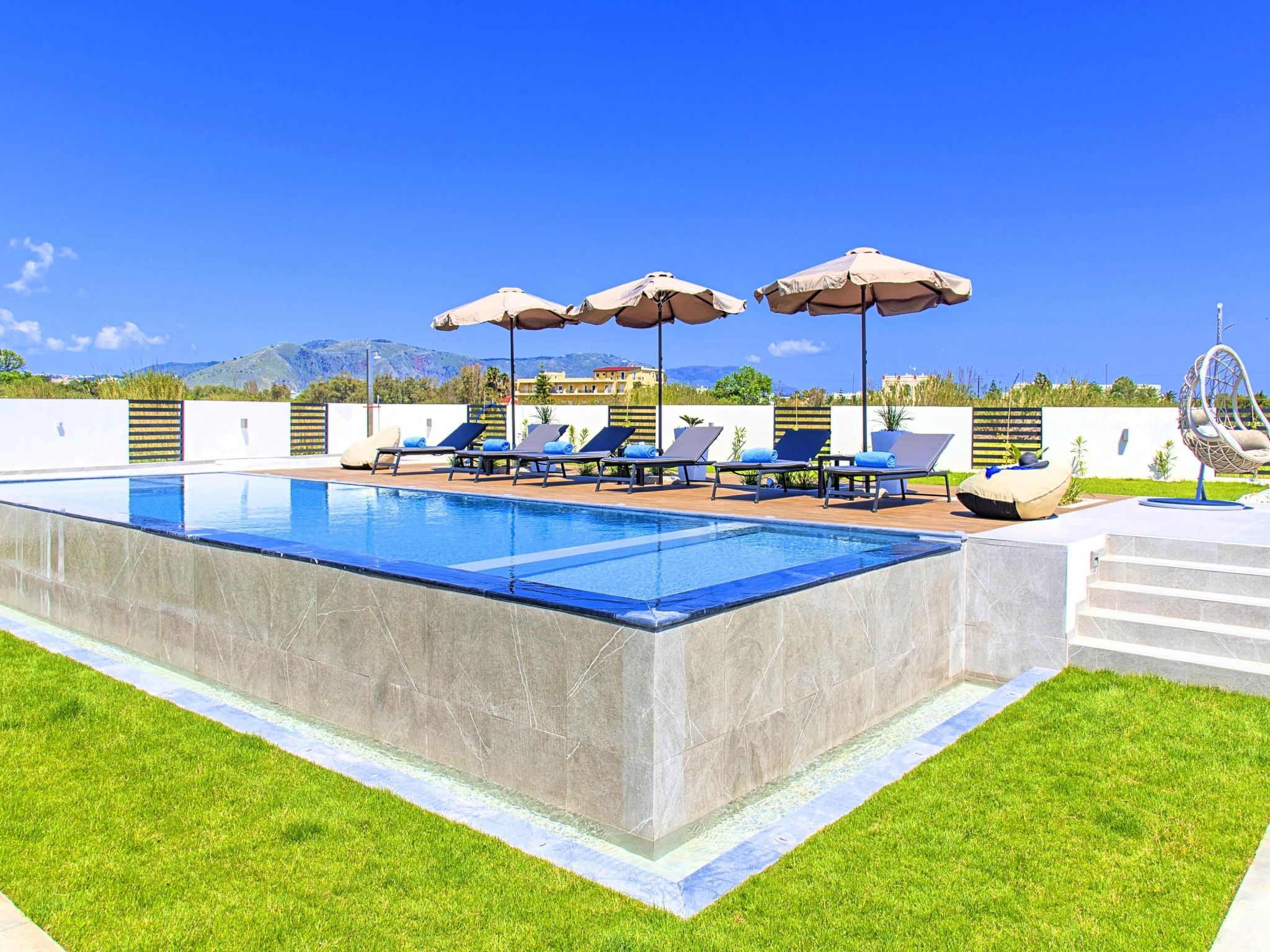 Haus in Georgioupoli mit Außenpool und atemberaubender Aussicht-Image-tags.info