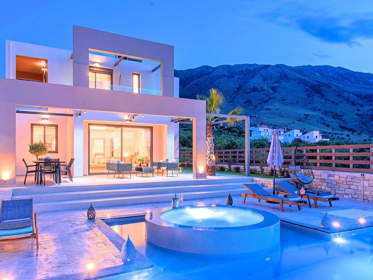 18-persoons vakantiehuis in Georgioupoli met verwarmd privézwembad in Georgioupoli